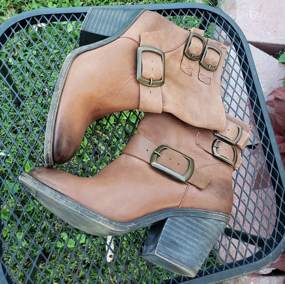 NEW Lucky Brand Tommie Boots Triple Buckles Distressed Leather Ankle Booties - Picture 5 of 14
